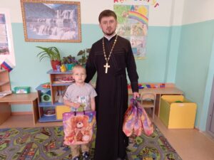 Настоятель храма с.Новодевичье отец о.Георгий  подарил подарки воспитанникам СП «Детский сад» 