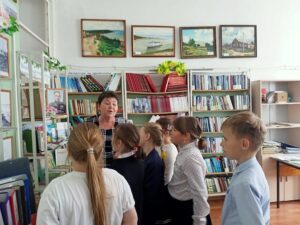 Ребята из начальных классов ГБОУ СОШ с. Новодевичье в сельской библиотеке