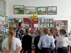Ребята из начальных классов ГБОУ СОШ с. Новодевичье в сельской библиотеке
