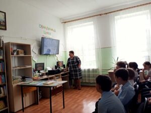 Ребята из начальных классов ГБОУ СОШ с. Новодевичье в сельской библиотеке