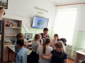 Ребята из начальных классов ГБОУ СОШ с. Новодевичье в сельской библиотеке