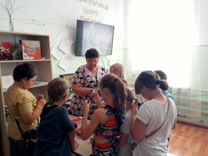 ребята из пришкольного лагеря ГБОУ СОШ с. Новодевичье посетили сельскую библиотеку