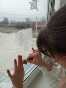 Орлята России начальных классов ГБОУ СОШ с.Новодевичье украсили окна класса