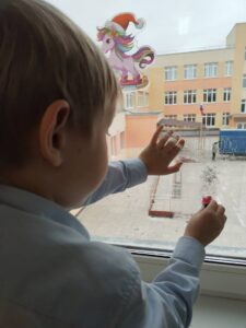 Орлята России начальных классов ГБОУ СОШ с.Новодевичье украсили окна класса