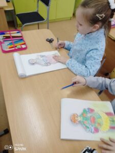 Участники школьного театра создавали модель Дымковской игрушки