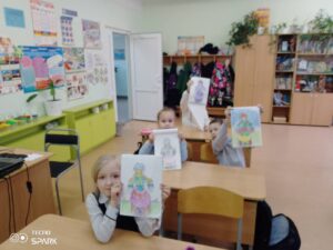 Участники школьного театра создавали модель Дымковской игрушки