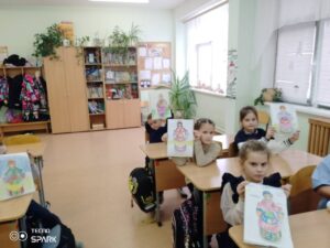 Участники школьного театра создавали модель Дымковской игрушки